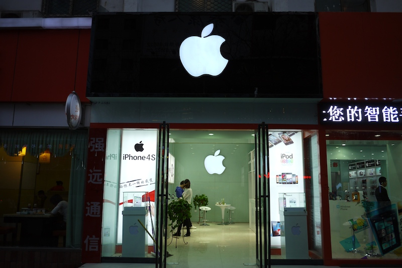 Illustration for article titled Can You Spot the Real Chinese Apple Shop?